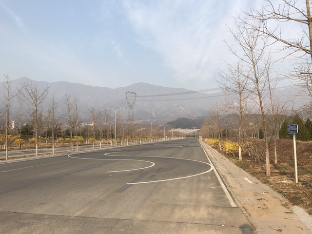 摩托车场地在路的尽头