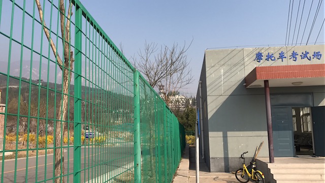 练习场地旁的公墓