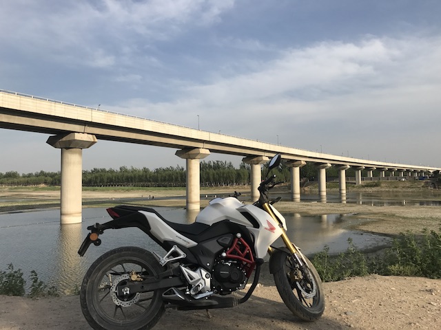 练习场地旁的公墓